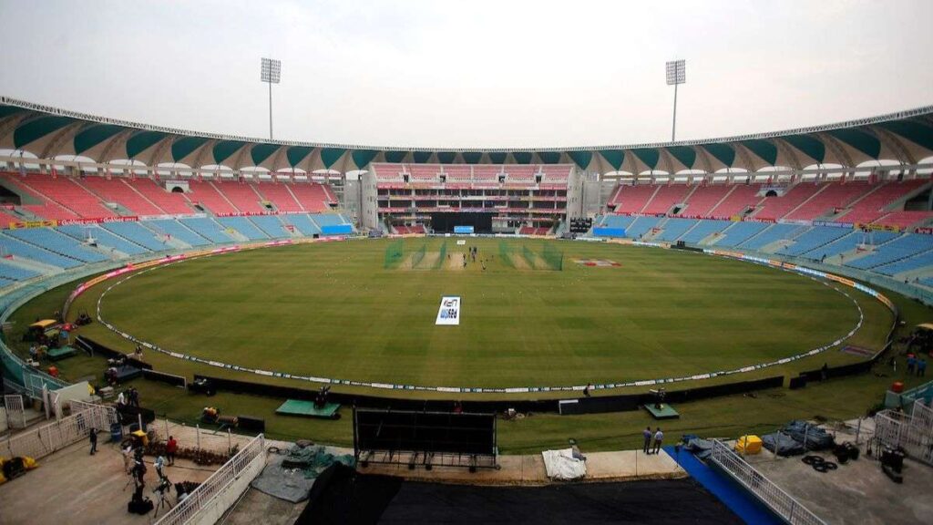 ekana pitch lsg vs rcb